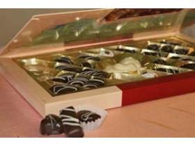 Шоколадные конфеты в картонной коробке