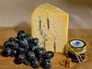 Сыр полутвердый, выдержанный с голубой плесенью.