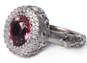 Золотое кольцо с бриллиантами и розовым турмалином